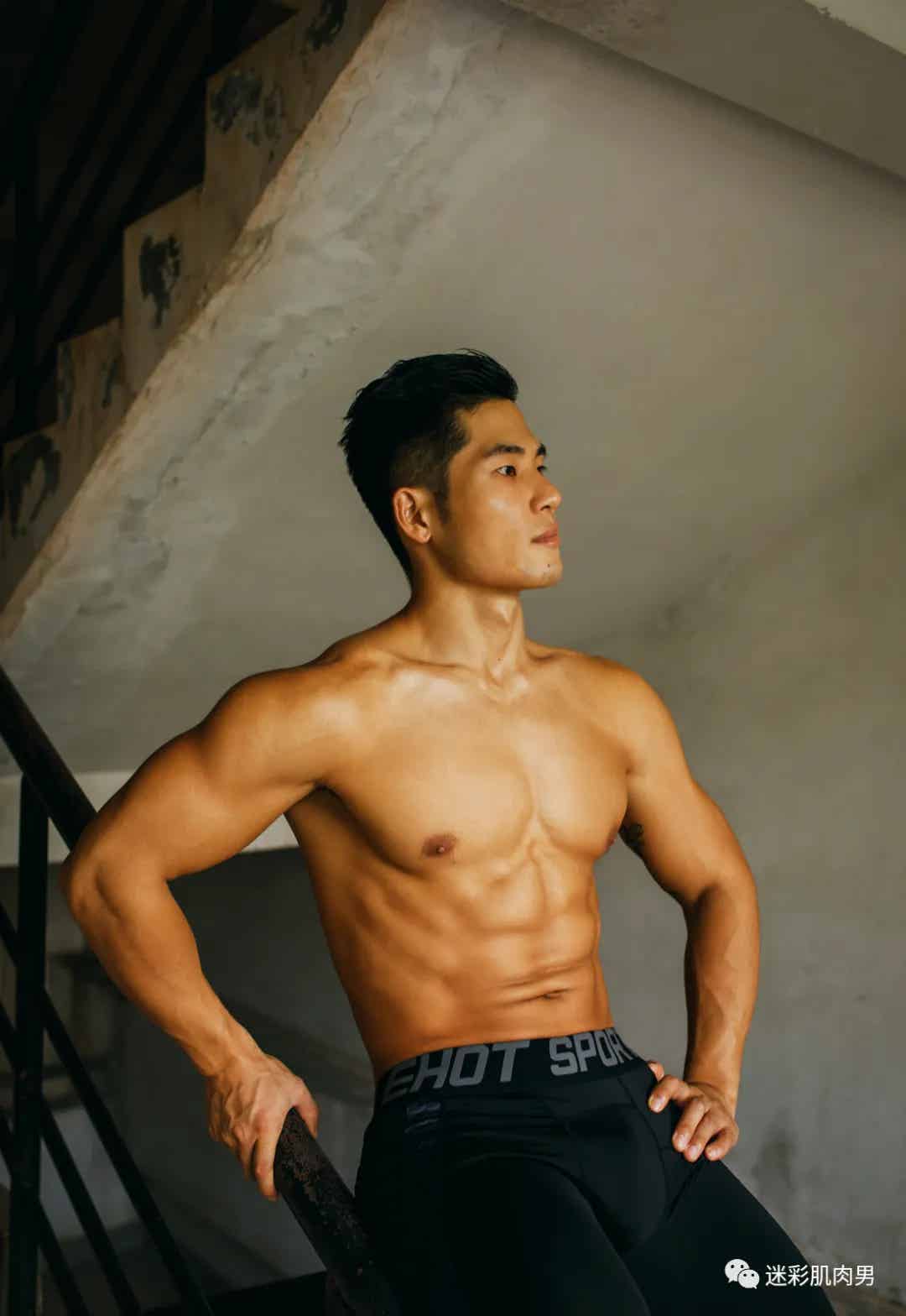 图片[7]-八块腹肌的翘臀肌肉男爬楼梯，真好看！-小蓝短视频