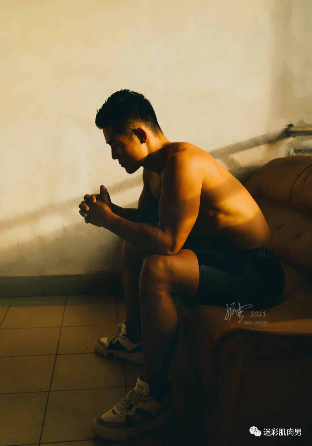 图片[8]-八块腹肌的翘臀肌肉男爬楼梯，真好看！-小蓝短视频