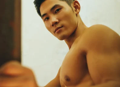 八块腹肌的翘臀肌肉男爬楼梯，真好看！