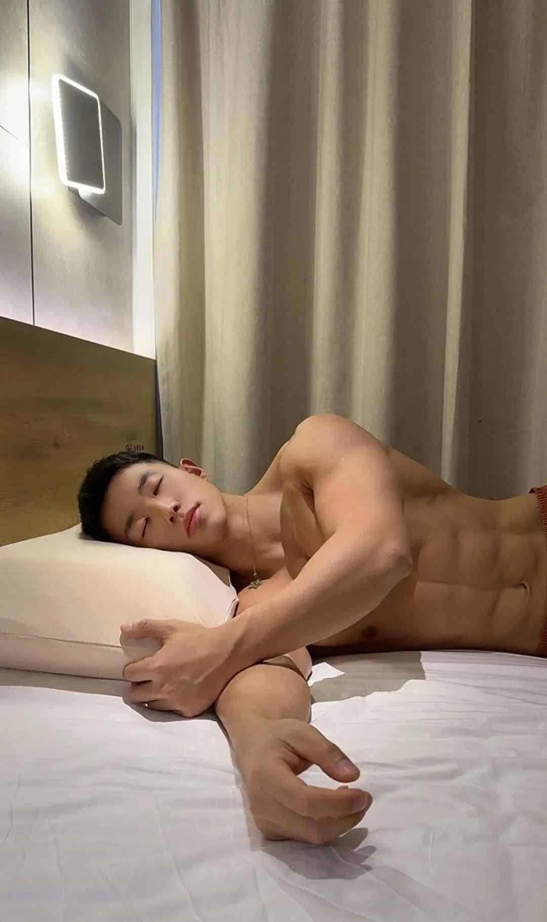 图片[2]-八块腹肌肌肉睡美人超绝了！-小蓝短视频