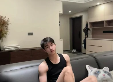 185白皮体育生男大，健身房拍照太诱惑，白袜是流量密码.......