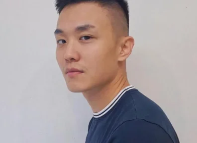 男生“两边掏空”发型利落帅气，试试这3款，时尚减龄又超有型！