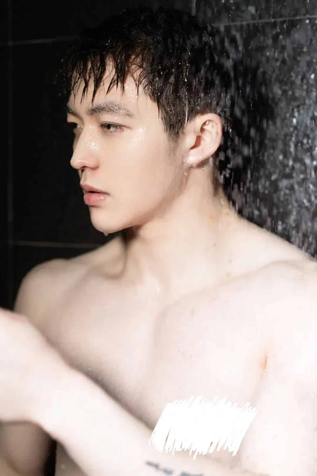 图片[1]-男模肌肉线条绝了，侧脸帅到舔屏！-小蓝短视频