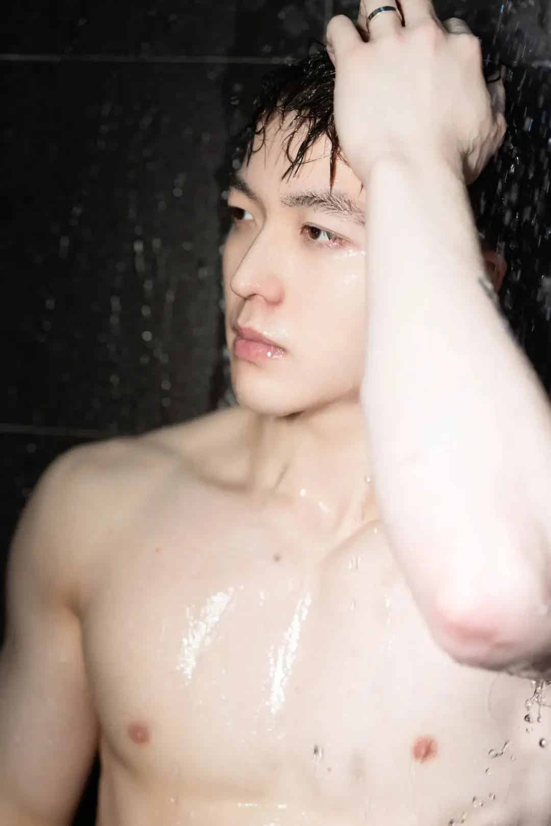 图片[3]-男模肌肉线条绝了，侧脸帅到舔屏！-小蓝短视频