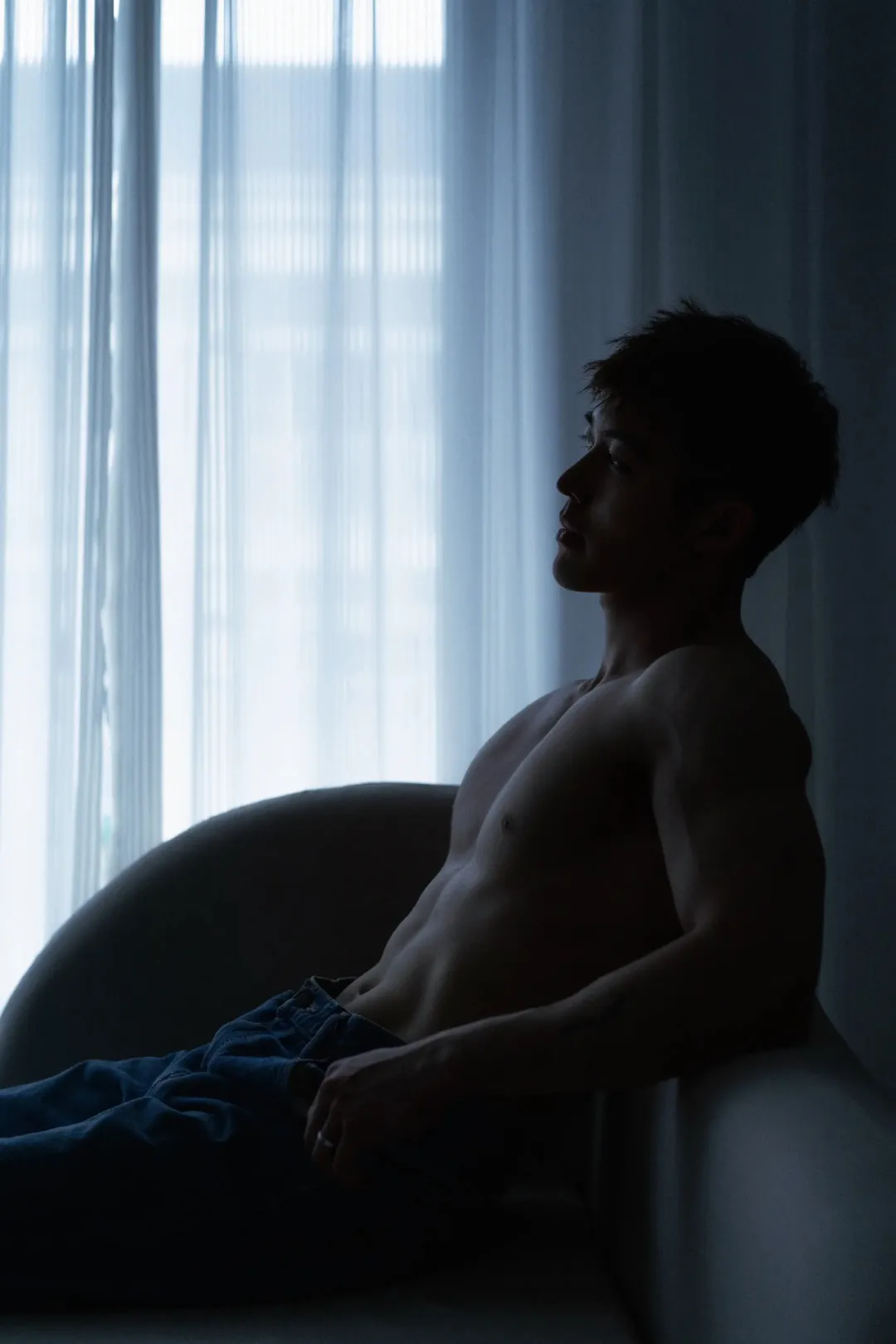 图片[5]-男模肌肉线条绝了，侧脸帅到舔屏！-小蓝短视频