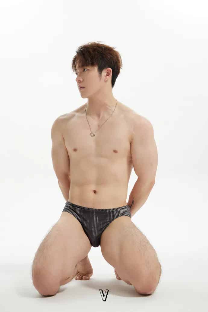 图片[7]-男模肌肉线条绝了，侧脸帅到舔屏！-小蓝短视频