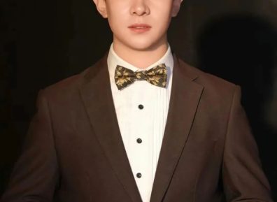 春晚西藏分会场男主持太帅了！藏族帅哥真是多！