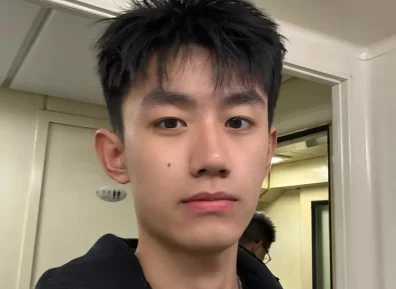 抗住了怼脸拍，这个男大颜值不俗~