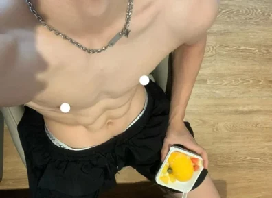 185薄肌男大,八块腹肌超级诱人,香香甜甜的腹肌男大....