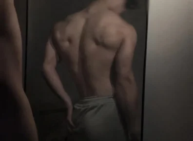 195宽肩窄腰肌肉博主，极品腹肌超带感......