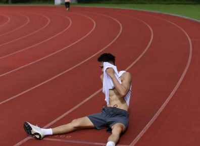 广东田径体育生光脚与白袜，你很喜欢哪一种味道？