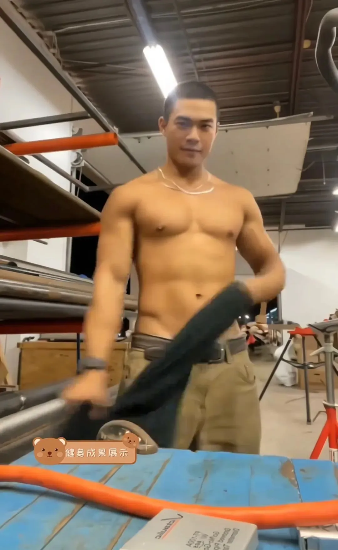 图片[1]-武汉姐妹吃这么好？荷尔蒙炸裂的寸头肌肉民工-小蓝短视频