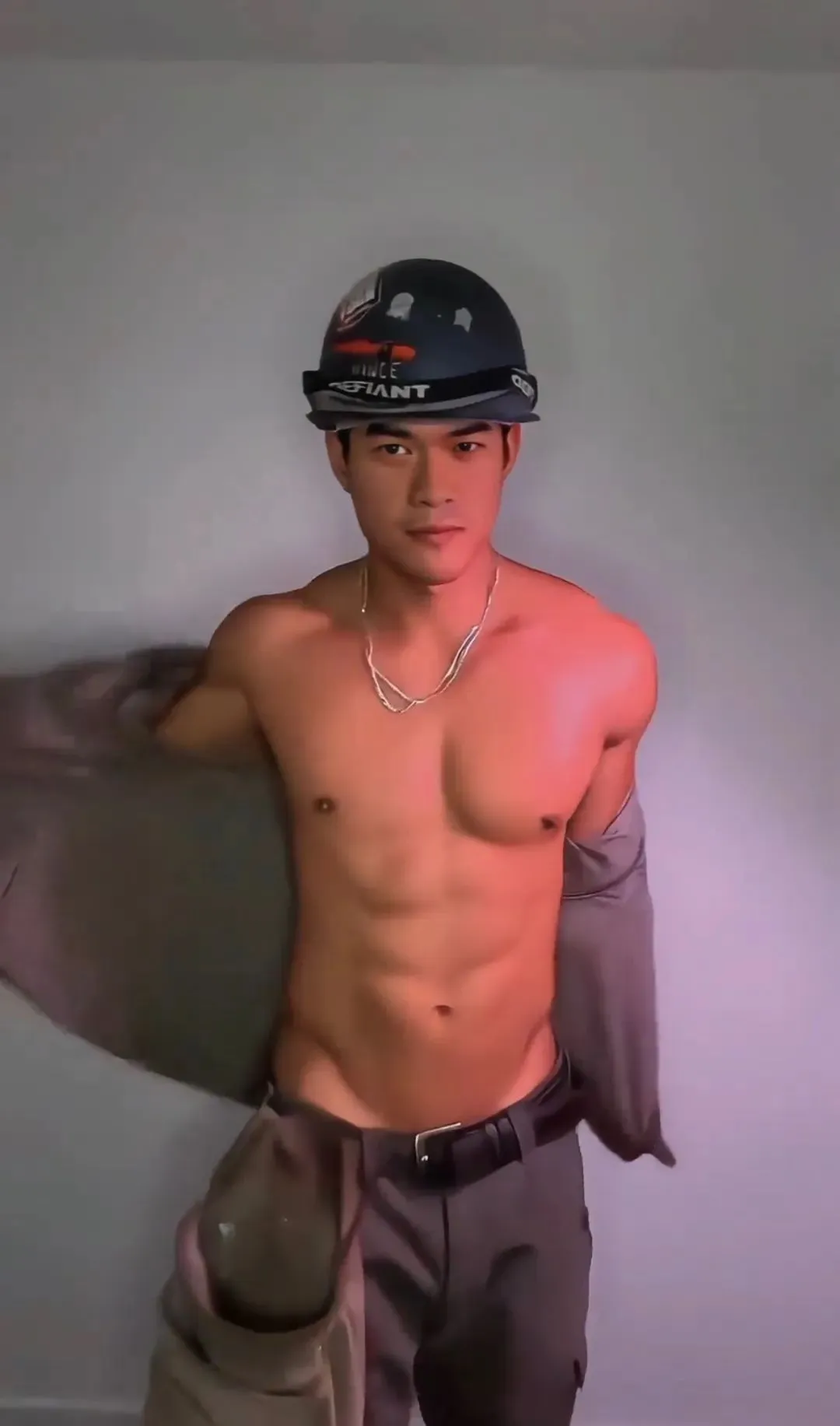 图片[2]-武汉姐妹吃这么好？荷尔蒙炸裂的寸头肌肉民工-小蓝短视频