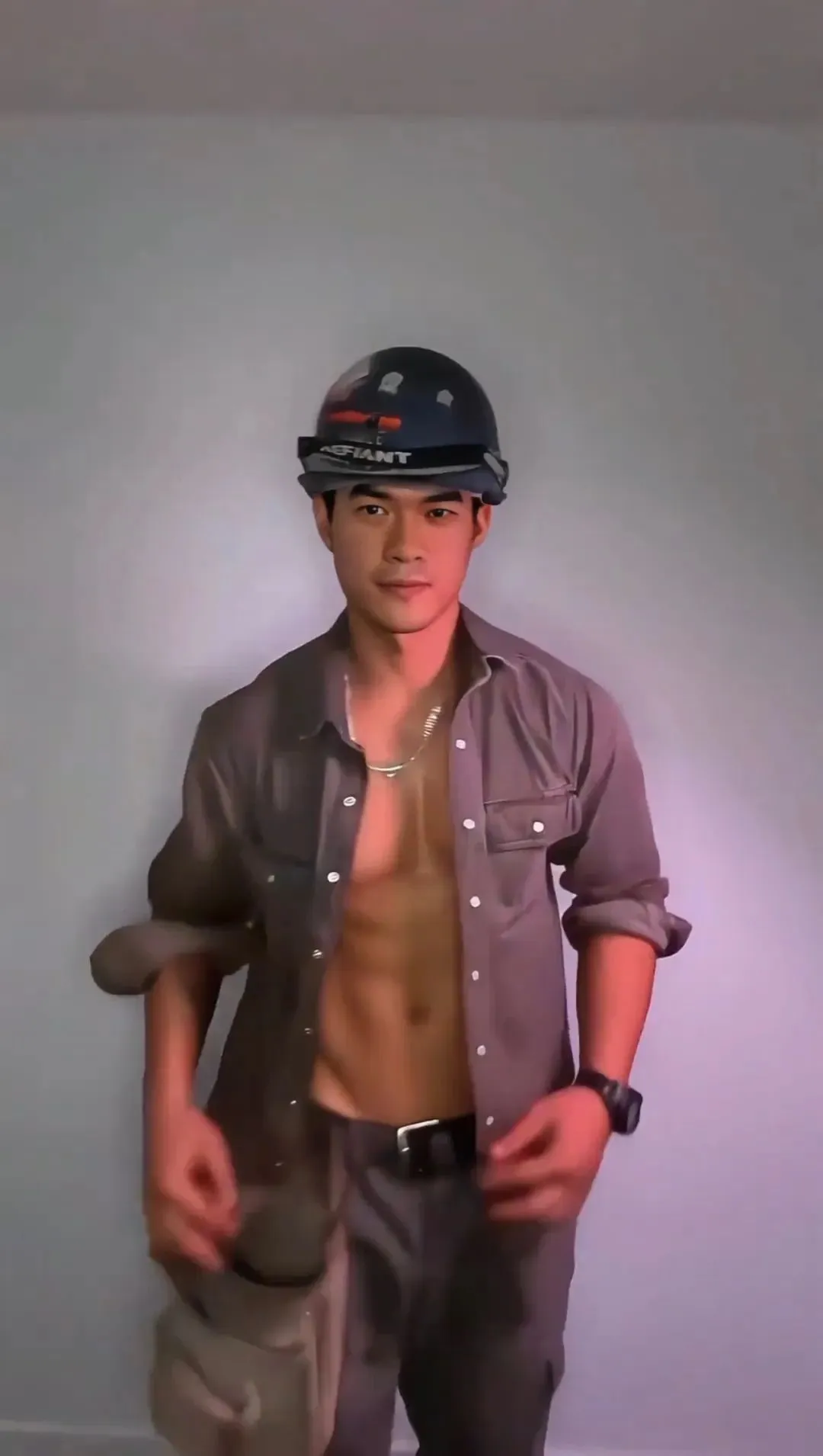 图片[3]-武汉姐妹吃这么好？荷尔蒙炸裂的寸头肌肉民工-小蓝短视频