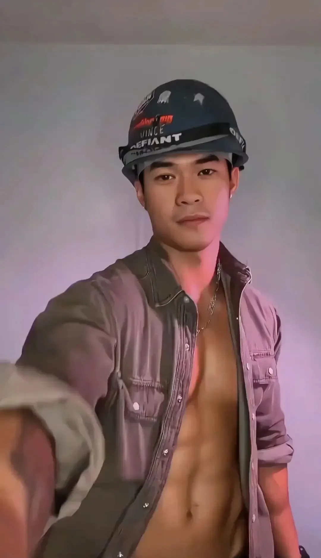 图片[4]-武汉姐妹吃这么好？荷尔蒙炸裂的寸头肌肉民工-小蓝短视频