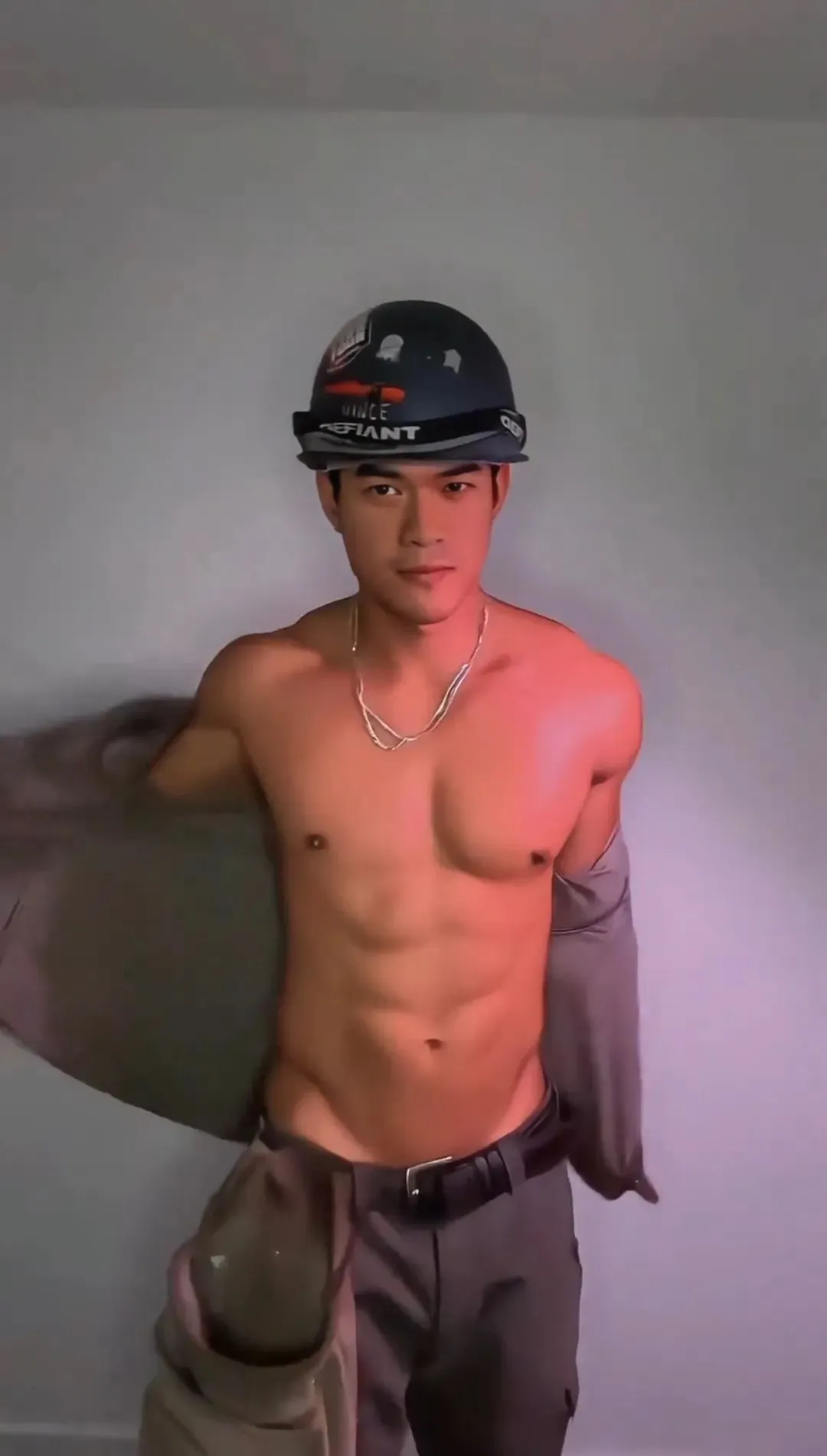 图片[6]-武汉姐妹吃这么好？荷尔蒙炸裂的寸头肌肉民工-小蓝短视频