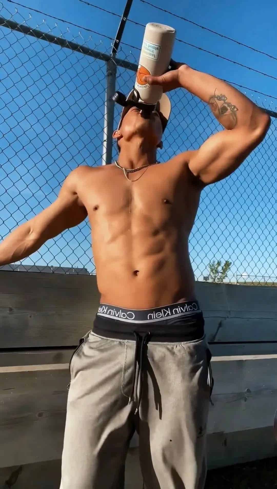 图片[7]-武汉姐妹吃这么好？荷尔蒙炸裂的寸头肌肉民工-小蓝短视频