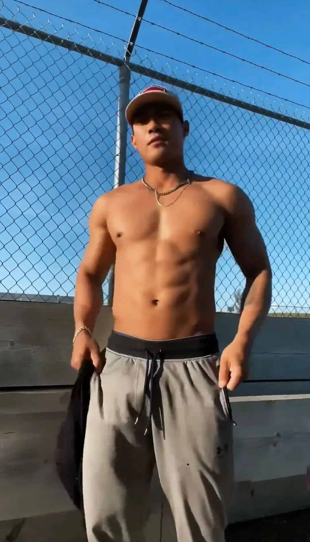 图片[9]-武汉姐妹吃这么好？荷尔蒙炸裂的寸头肌肉民工-小蓝短视频