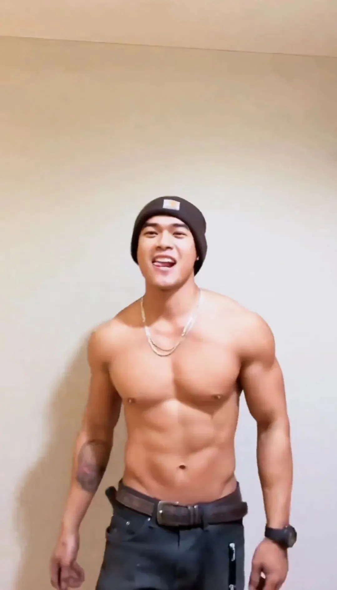 图片[11]-武汉姐妹吃这么好？荷尔蒙炸裂的寸头肌肉民工-小蓝短视频