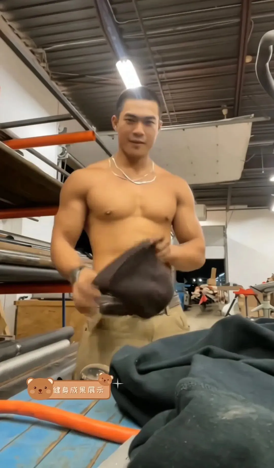 图片[13]-武汉姐妹吃这么好？荷尔蒙炸裂的寸头肌肉民工-小蓝短视频