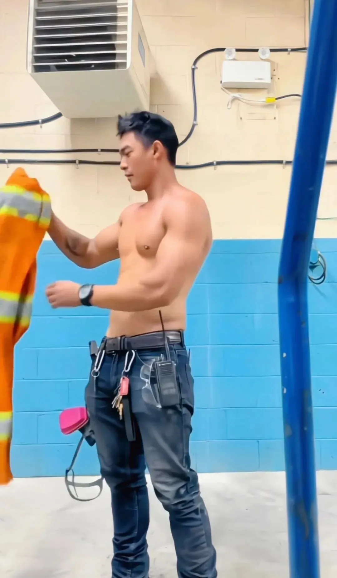 图片[16]-武汉姐妹吃这么好？荷尔蒙炸裂的寸头肌肉民工-小蓝短视频