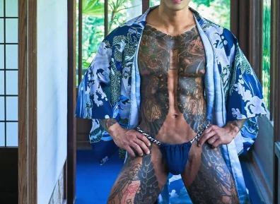 韩国模特的肌肉美学，丁字裤造型让人挪不开眼