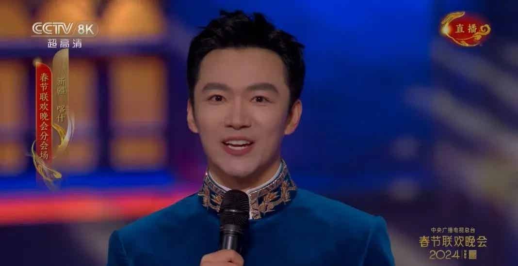 图片[4]-春晚38岁了正装男主持长太帅又火了！自拍撸铁你敢信吗？-小蓝短视频