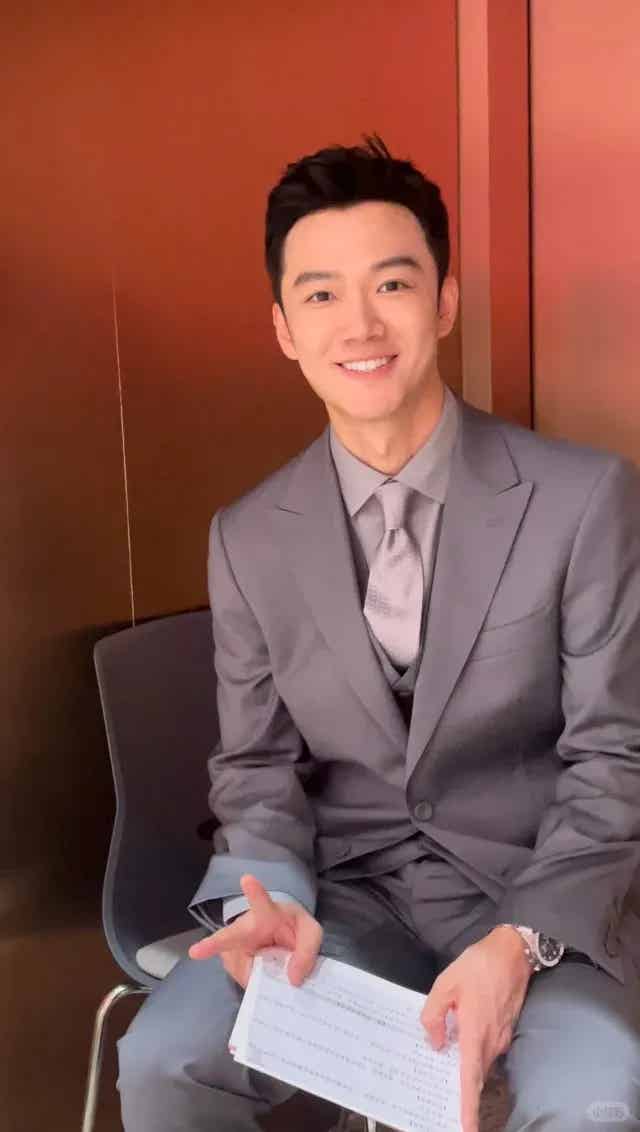 图片[16]-春晚38岁了正装男主持长太帅又火了！自拍撸铁你敢信吗？-小蓝短视频