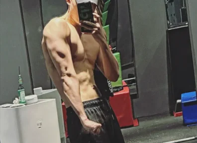 摘下头套的十八线男演员，原来长得如此惊艳！