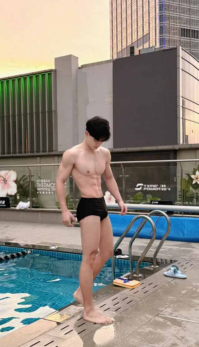 图片[3]-白皮腹肌游泳圣体，这才是过年该看的！-小蓝短视频