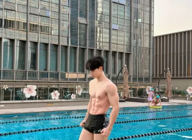 白皮腹肌游泳圣体，这才是过年该看的！