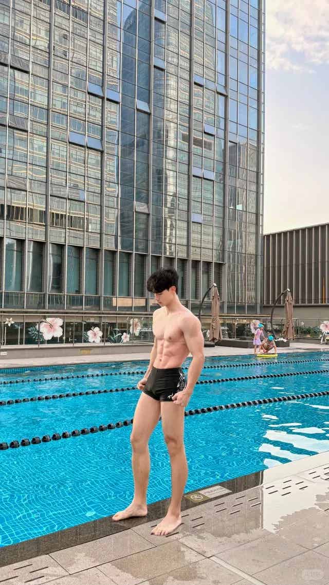 白皮腹肌游泳圣体，这才是过年该看的！-小蓝短视频