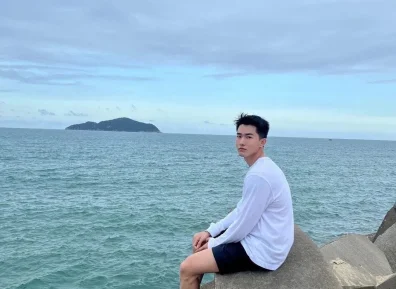 穿灰裤子自拍的运动小哥，长得好强哦