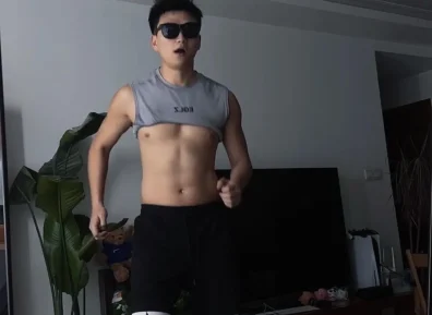 重庆黑皮筋肉崽儿海边玩水，白袜黏脚底算什么？性感才是王道！