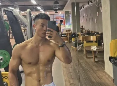 篮球长腿小哥，身材好到爆！