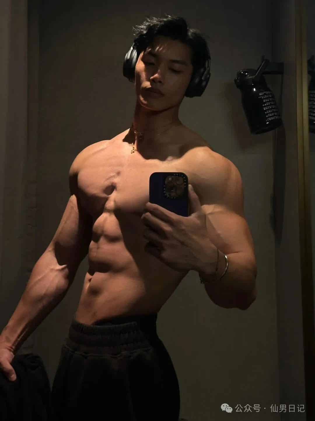 图片[1]-187cm黑皮体育生私照曝光！网友直呼：公狗腰看着好强……-小蓝短视频