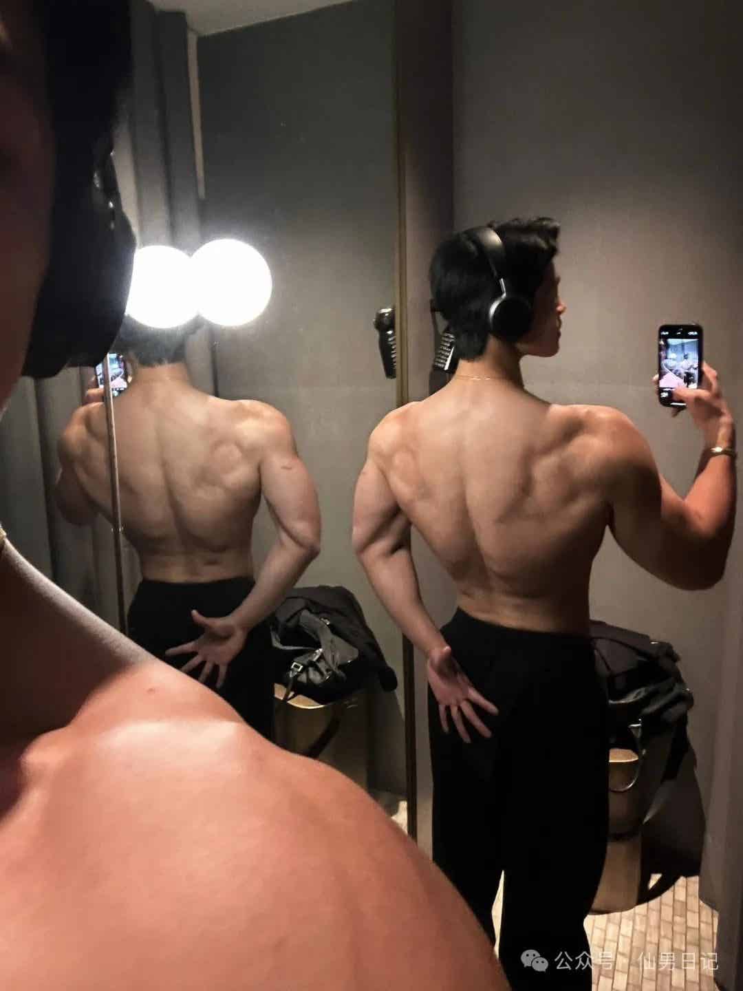 图片[2]-187cm黑皮体育生私照曝光！网友直呼：公狗腰看着好强……-小蓝短视频