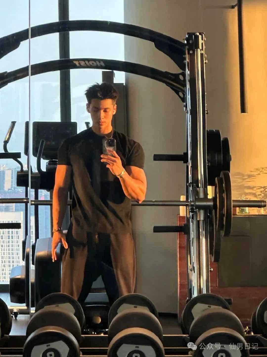 187cm黑皮体育生私照曝光！网友直呼：公狗腰看着好强……-小蓝短视频