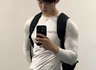 辛止蕾最爱的光膀子双肩包肌肉健身男大帅哥！