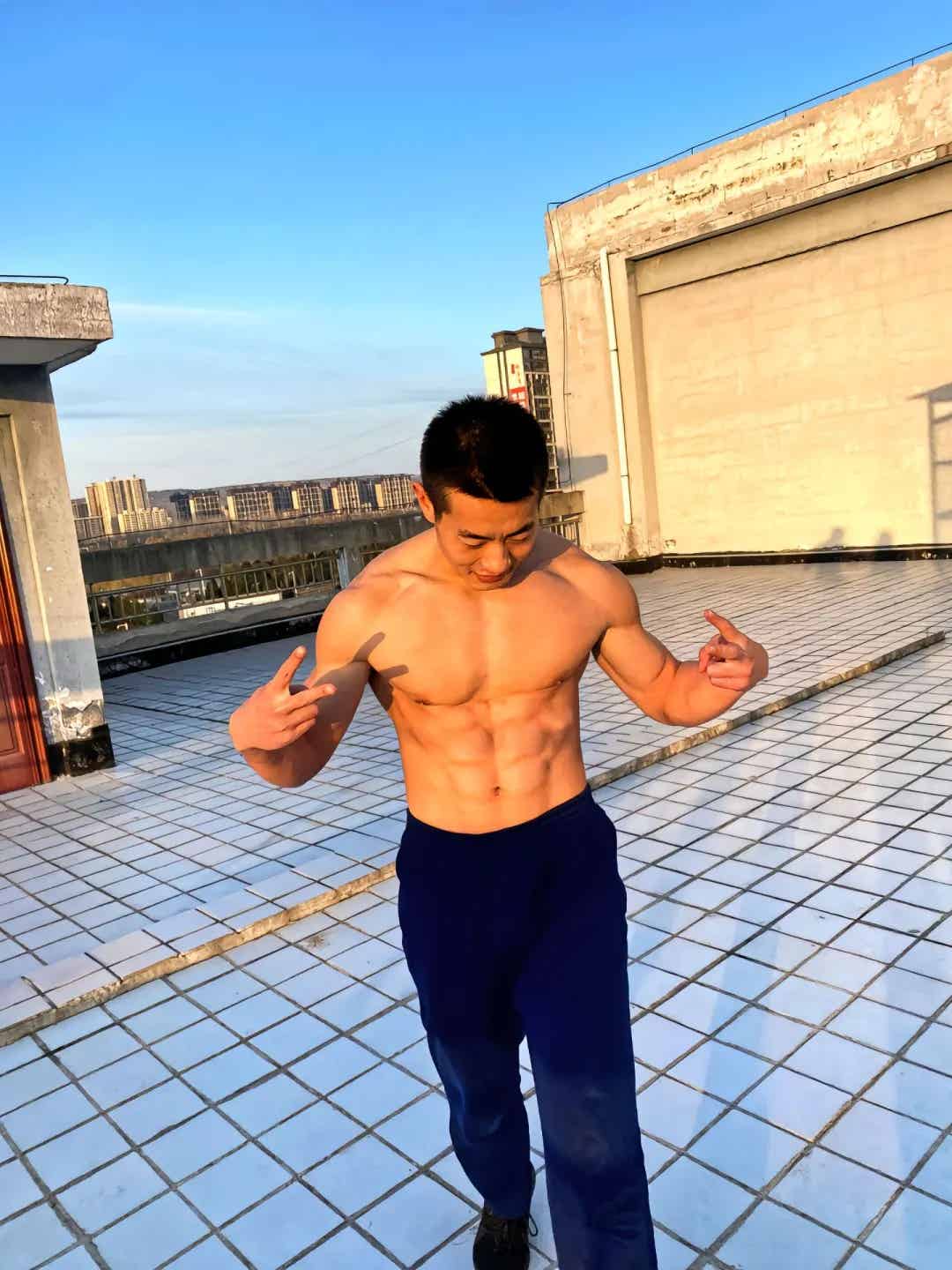 图片[6]-22岁硕大胸肌蓝朋友，宽肩细腰安全感爆棚！-小蓝短视频