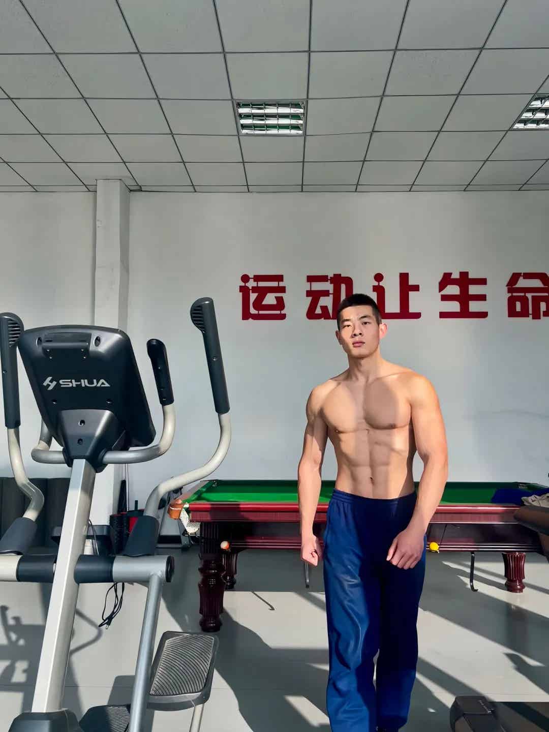 图片[10]-22岁硕大胸肌蓝朋友，宽肩细腰安全感爆棚！-小蓝短视频