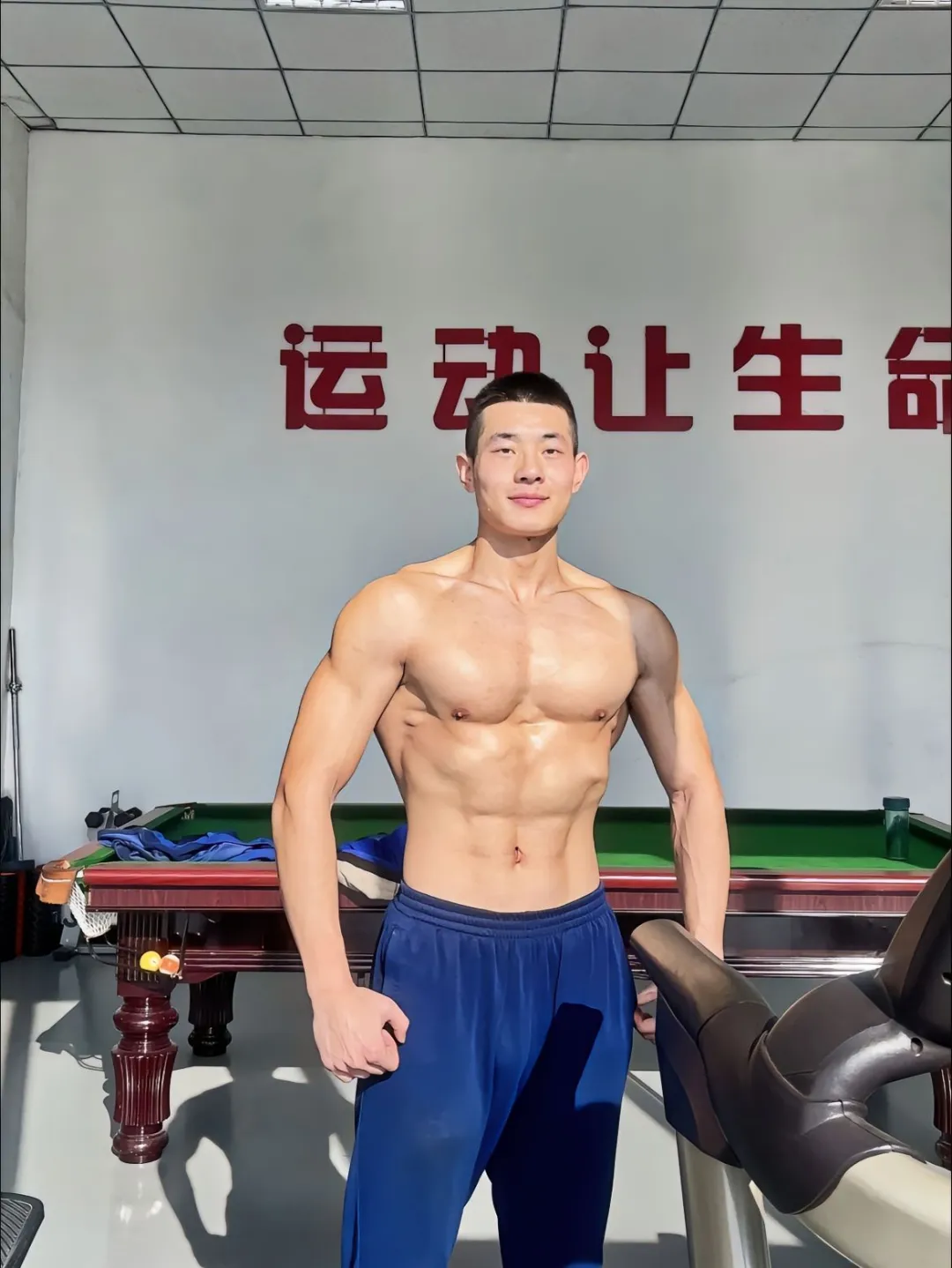 图片[13]-22岁硕大胸肌蓝朋友，宽肩细腰安全感爆棚！-小蓝短视频