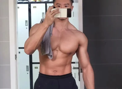 178CM胸肌硕大的粗筋肌肉男 T恤快要撑爆了