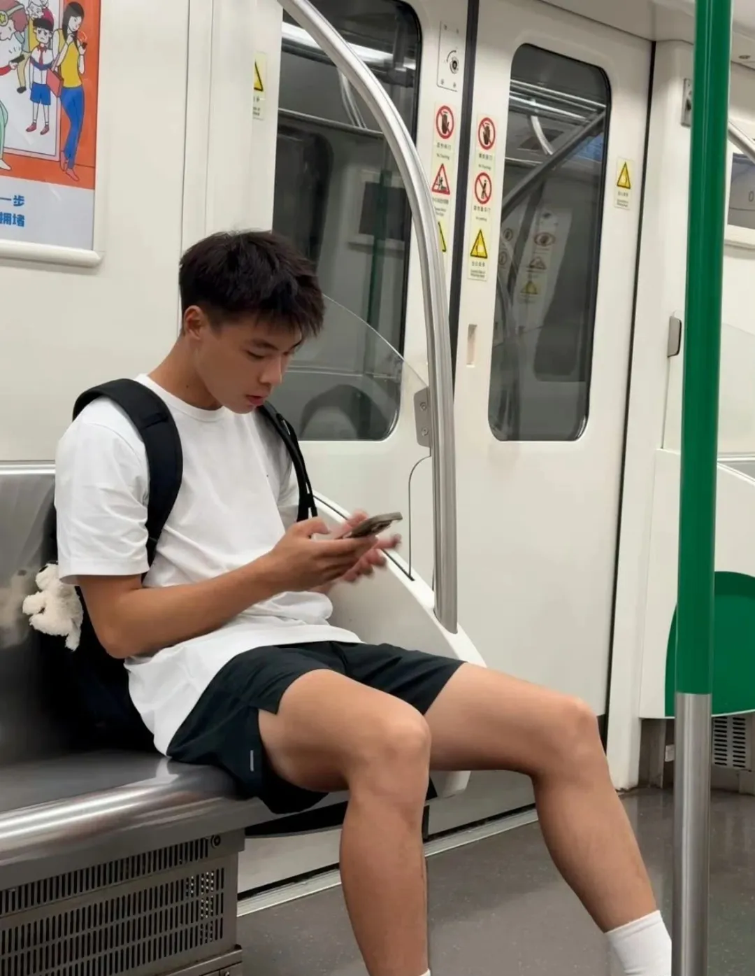 图片[1]-地铁偶遇体育生男高，白袜短裤，这小腿太美了-小蓝短视频