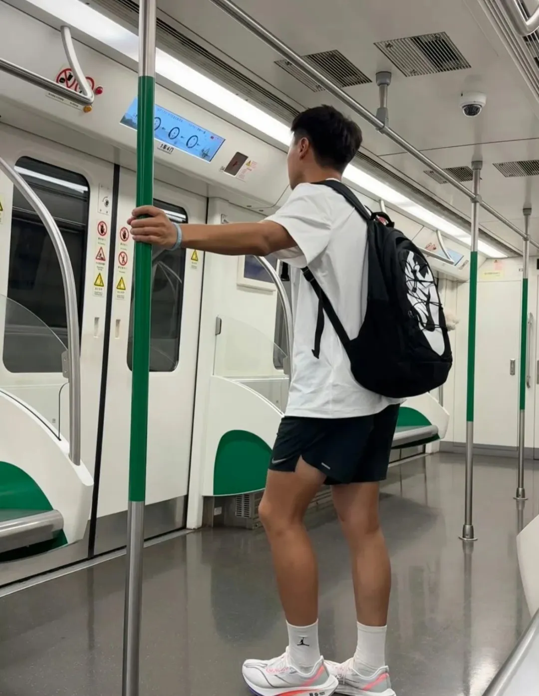 图片[2]-地铁偶遇体育生男高，白袜短裤，这小腿太美了-小蓝短视频