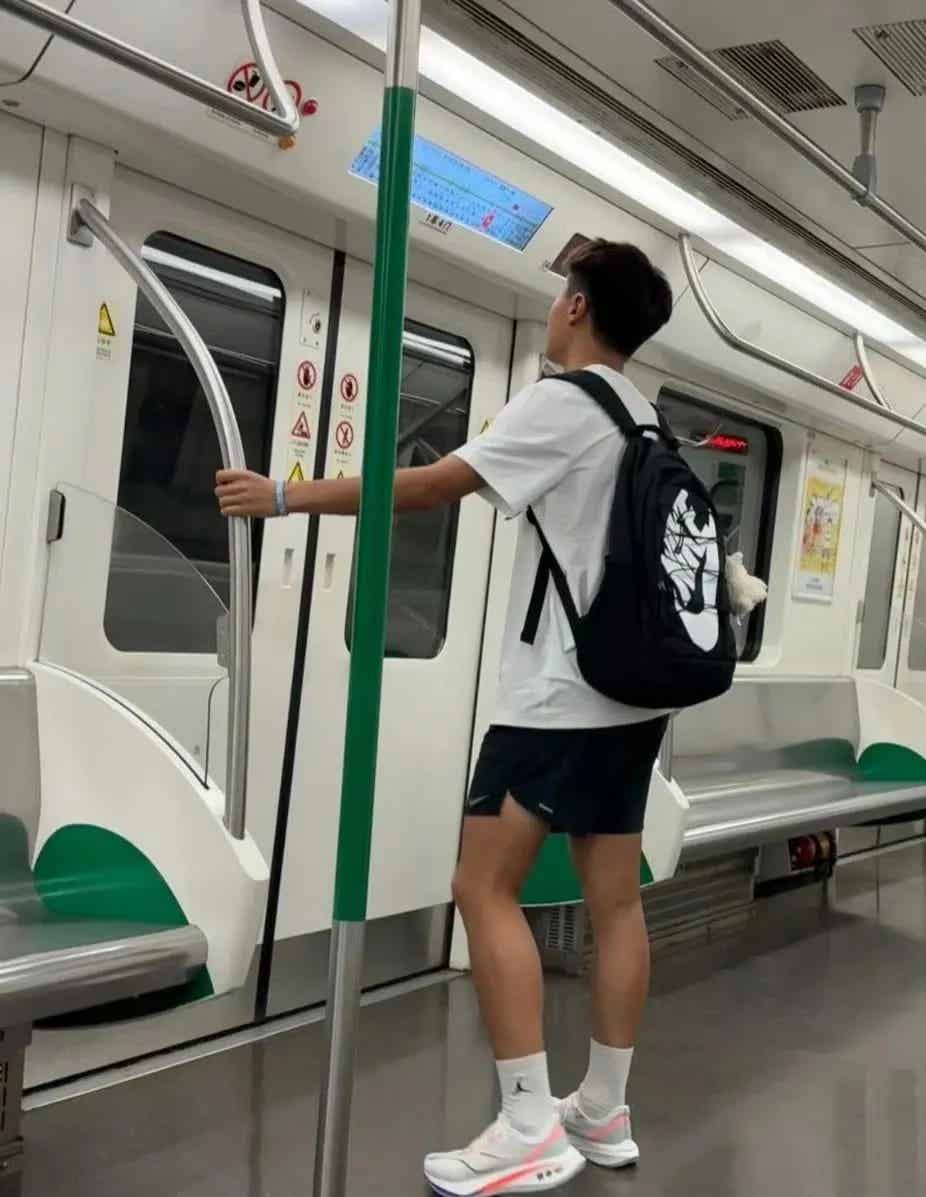 图片[3]-地铁偶遇体育生男高，白袜短裤，这小腿太美了-小蓝短视频