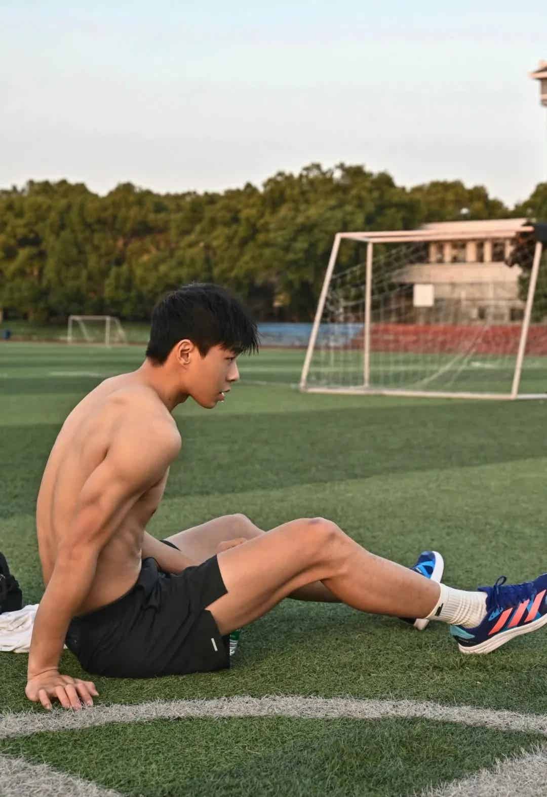 图片[4]-地铁偶遇体育生男高，白袜短裤，这小腿太美了-小蓝短视频