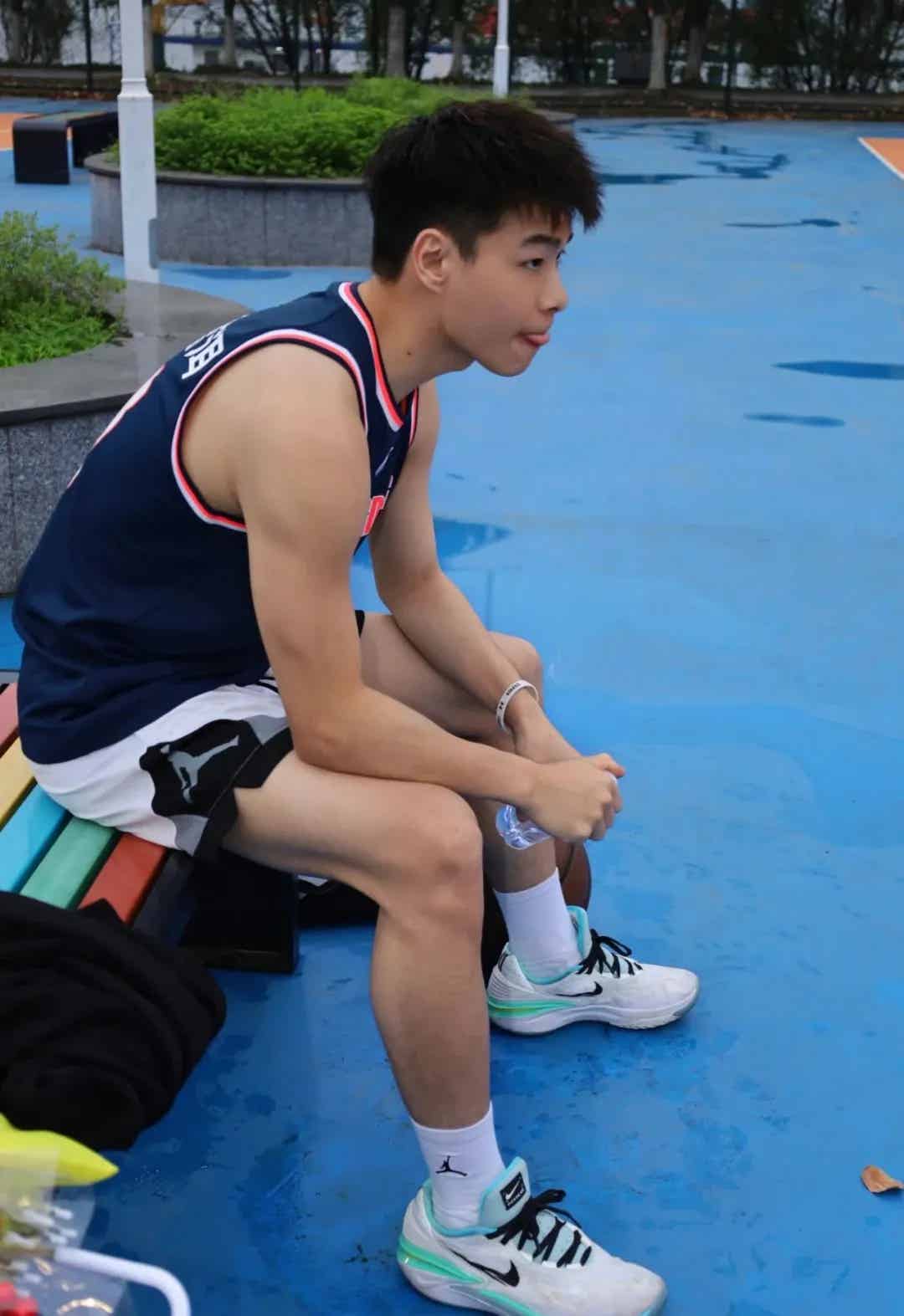 图片[7]-地铁偶遇体育生男高，白袜短裤，这小腿太美了-小蓝短视频