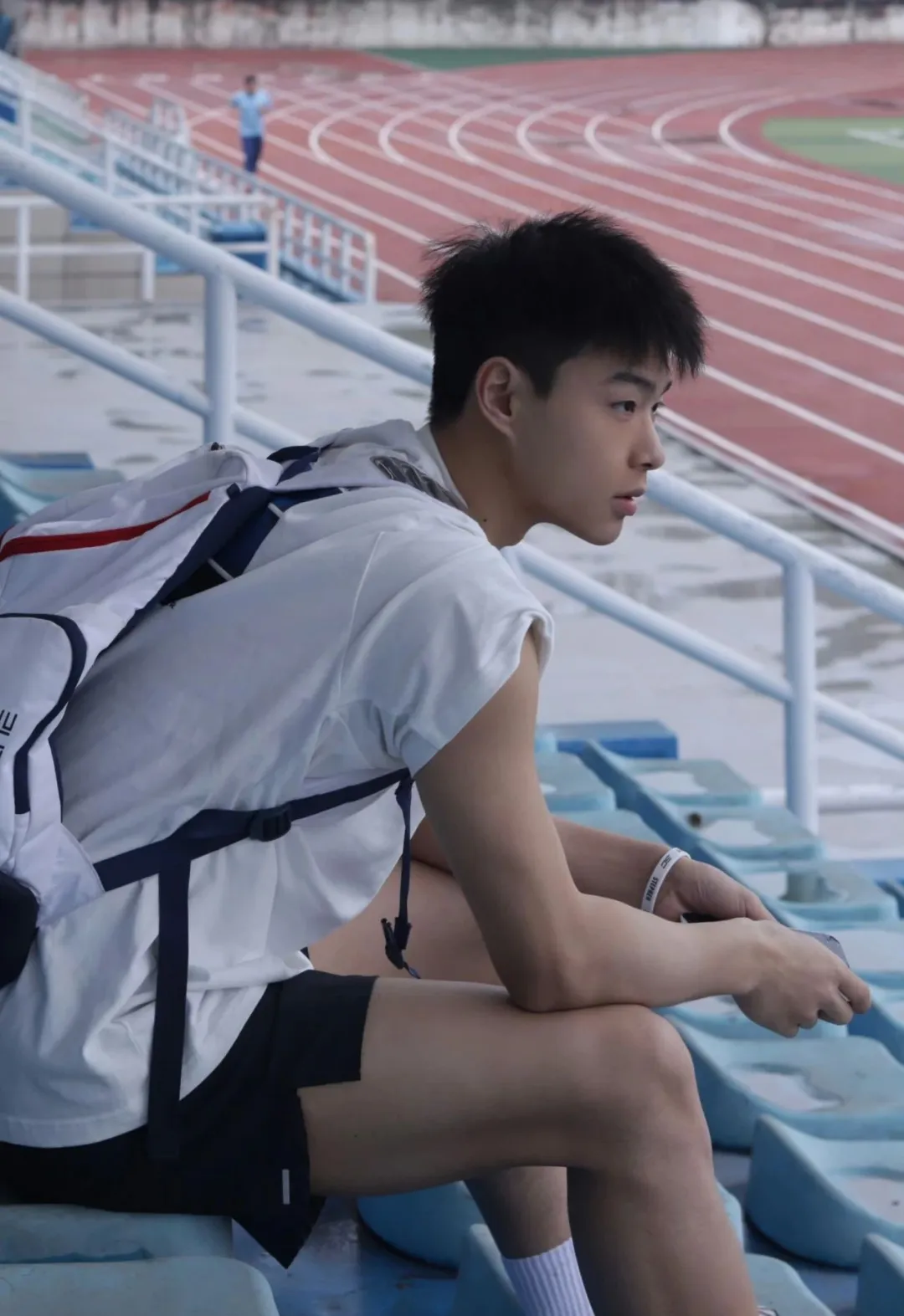 图片[9]-地铁偶遇体育生男高，白袜短裤，这小腿太美了-小蓝短视频