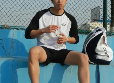 地铁偶遇体育生男高，白袜短裤，这小腿太美了